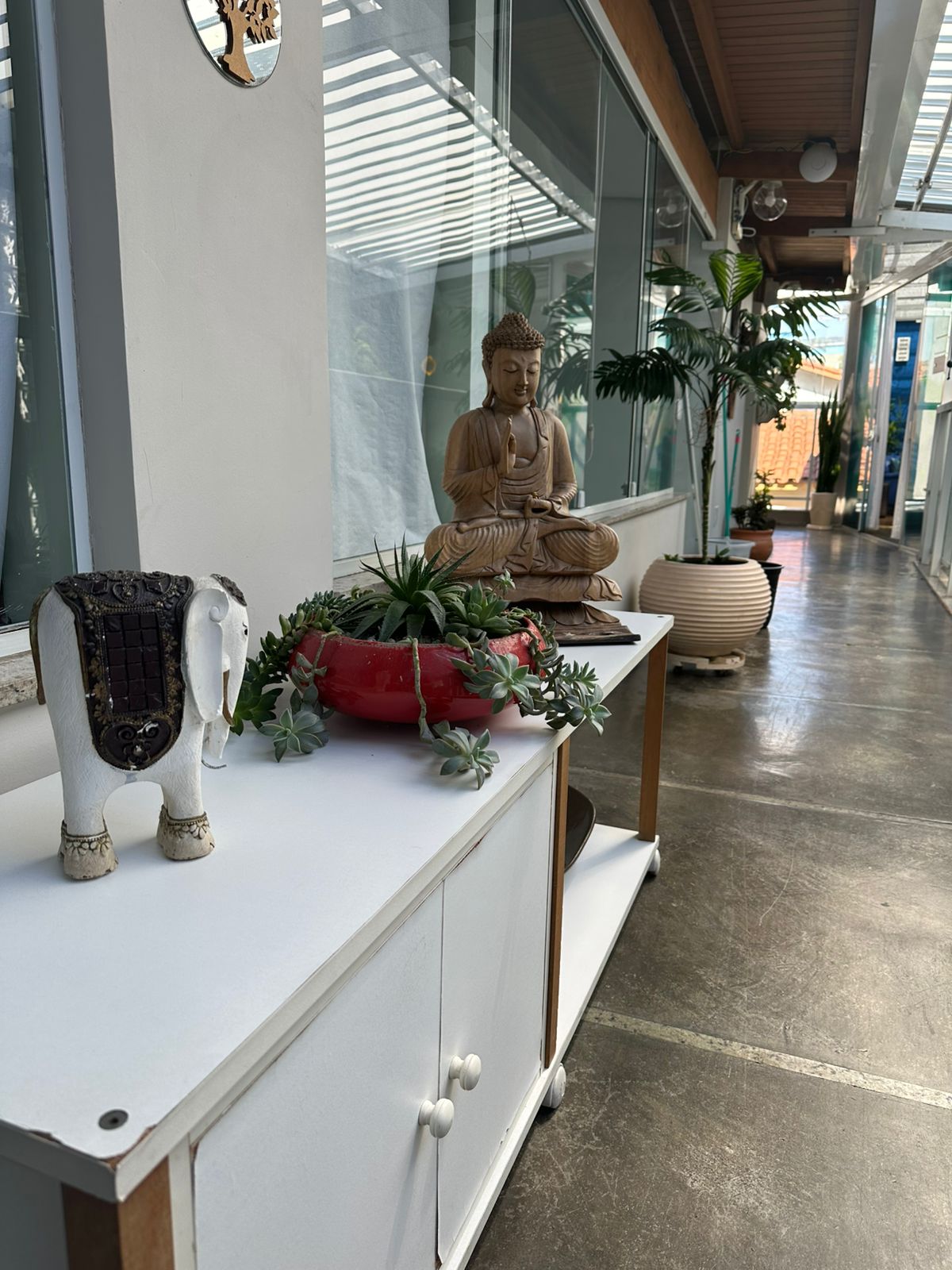 Recepção com Buda de Madeira